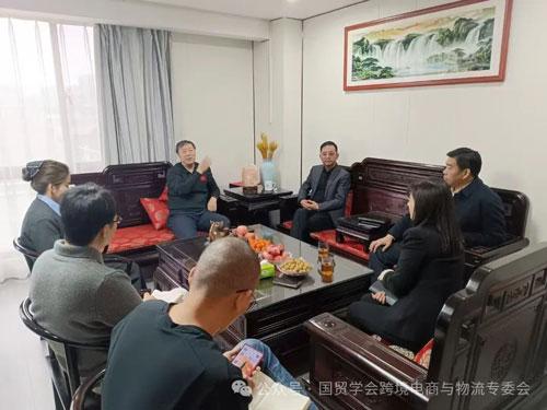 跨境電商與物流專(zhuān)業(yè)委員會(huì)負(fù)責(zé)人高翔與河南路通國(guó)際經(jīng)貿(mào)集團(tuán)李鋼偉董事長(zhǎng)會(huì)面，共商行業(yè)發(fā)展新機(jī)遇